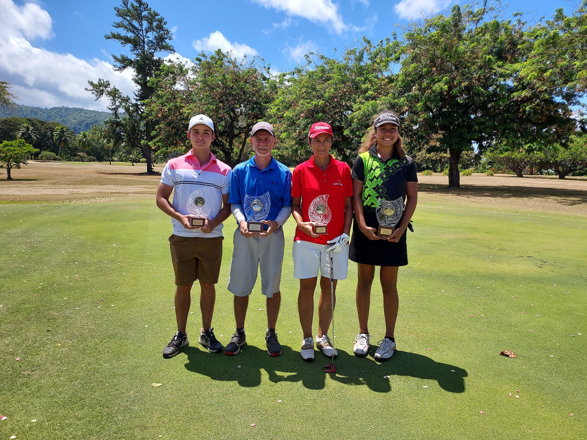 Michel Cunéo (deuxième à gauche) a décroché son premier titre de champion de Polynésie. Rarau Taerea-Pani (extrême droite) conserve son titre acquis l'année dernière.