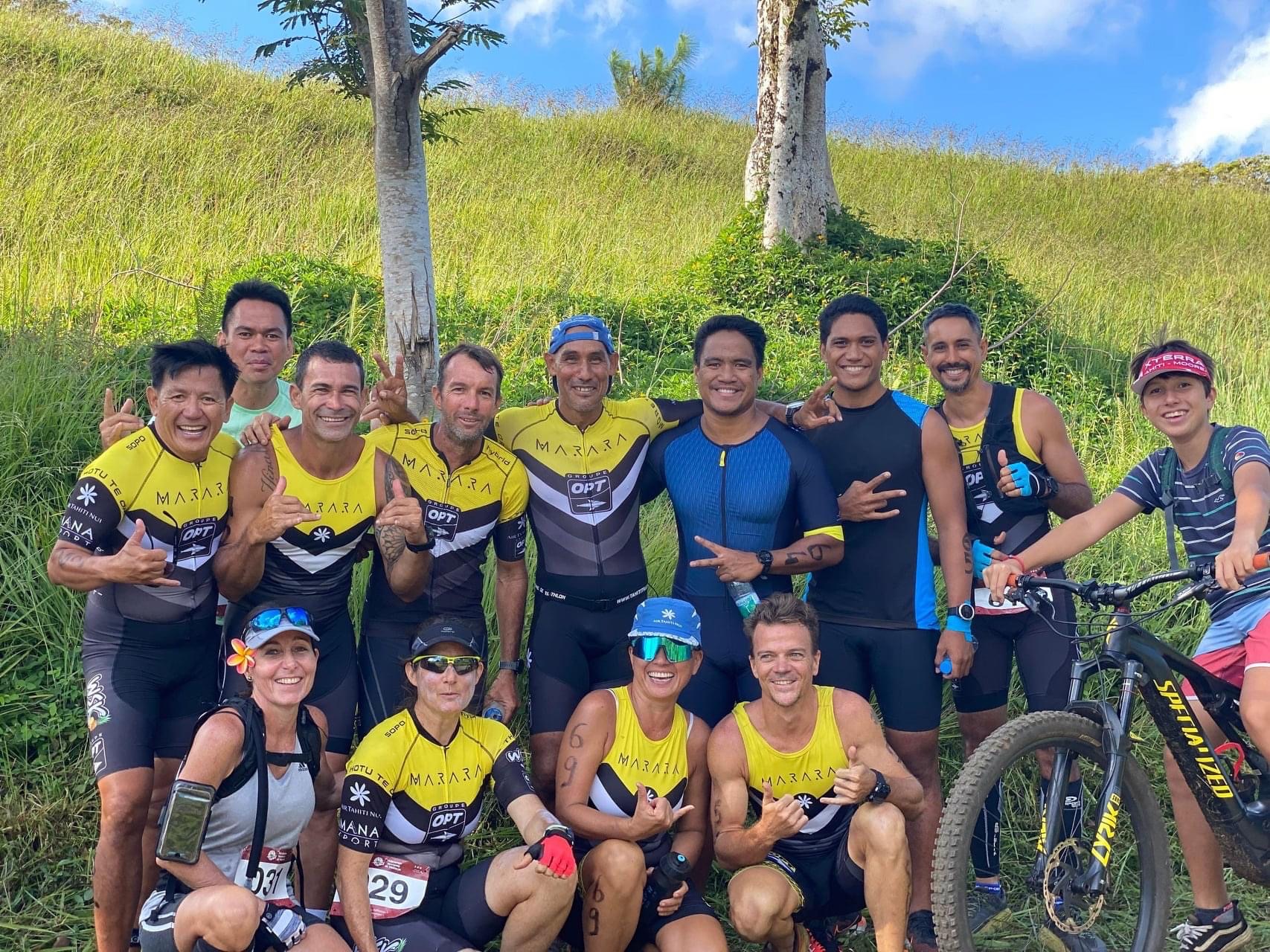 Teva Poulain (accroupi à droite) aux côtés de ses coéquipiers du club de Marara Tri qui a classé six de ses athlètes dans le top 10 de la course chez les messieurs. (photo : FB Marara Tri)