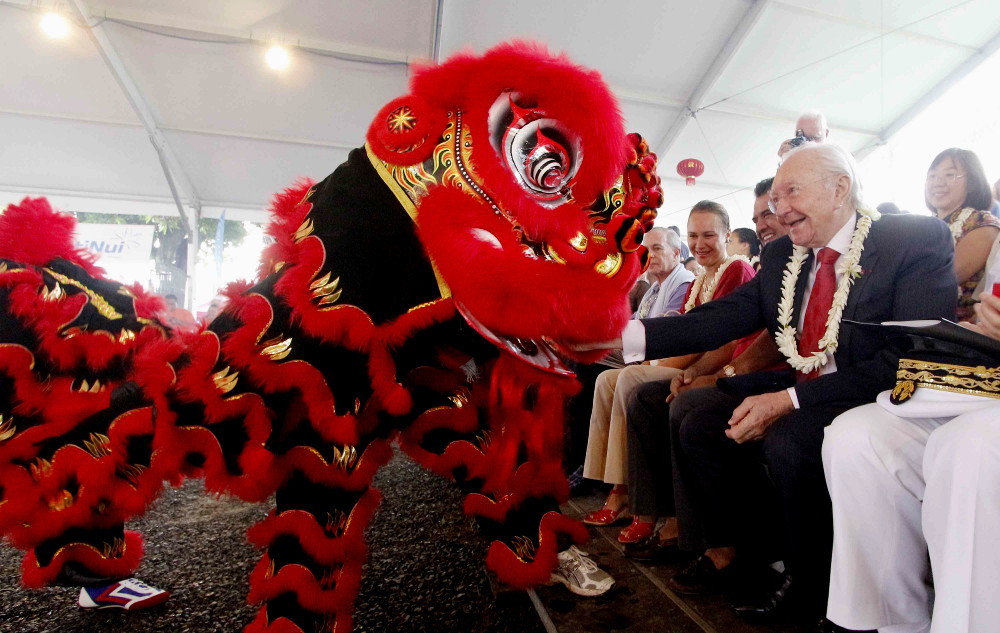 Gaston Flosse, Président de la Polynésie française, sacrifie à la tradition en saluant la Danse du Lion. (Source photo : Présidence de la Polynésie française)