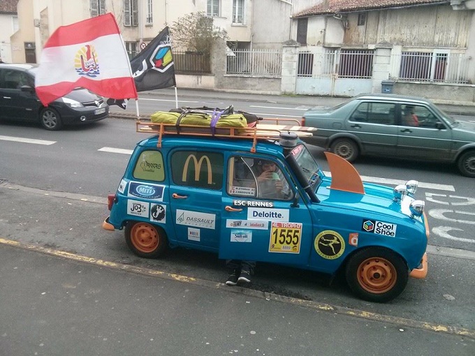 La voiture de Morgan dans les rues de Poitiers. Le déploiement du drapeau polynésien a fait sensation....