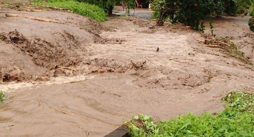 Lors des fortes pluies, il est fortement déconseillé de marcher pieds nus dans les rivières, les eaux de ruissellement, les flaques et la boue (Photo d'illustration).