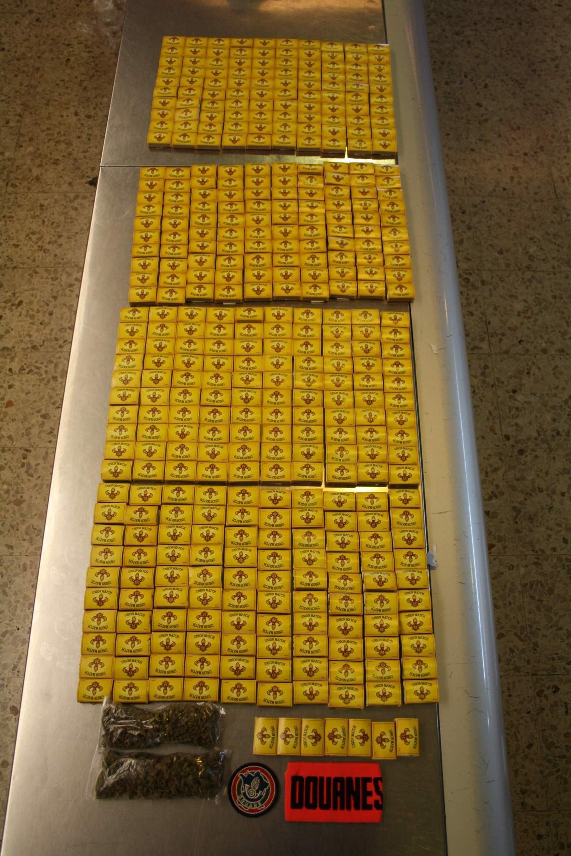 Les boîtes d'allumettes remplies de paka saisies en octobre 2013 par les douaniers.