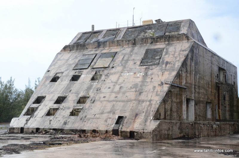 Le bunker de Moruroa à l'intérieur duquel s'enfermaient les militaires et les observateurs durant les essais nucléaires qui avaient lieu à moins d'un kilomètre de ce site. Le bunker est aujourd'hui entièrement rempli de béton.