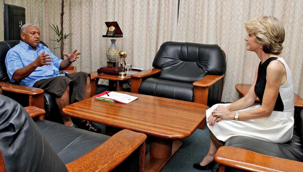 Rencontre au sommet entre le Contre-amiral fidjien Franck Bainimarama et Julie Bishop, chef de la diplomatie australienne : le Forum a bien reçu le message (Source photos : ministère fidjien de l’information)