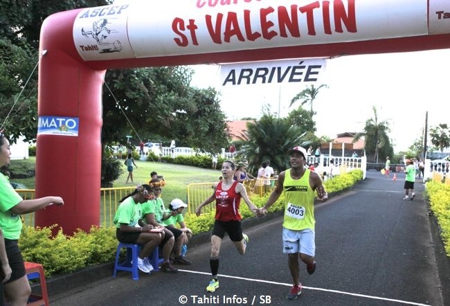 Athlétisme - Winsy Tama et Karine Voiturin gagnent la course de la Saint Valentin main dans la main