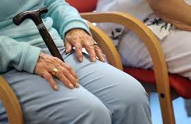 Rester trop longtemps assis accroît le risque de handicap des personnes âgées