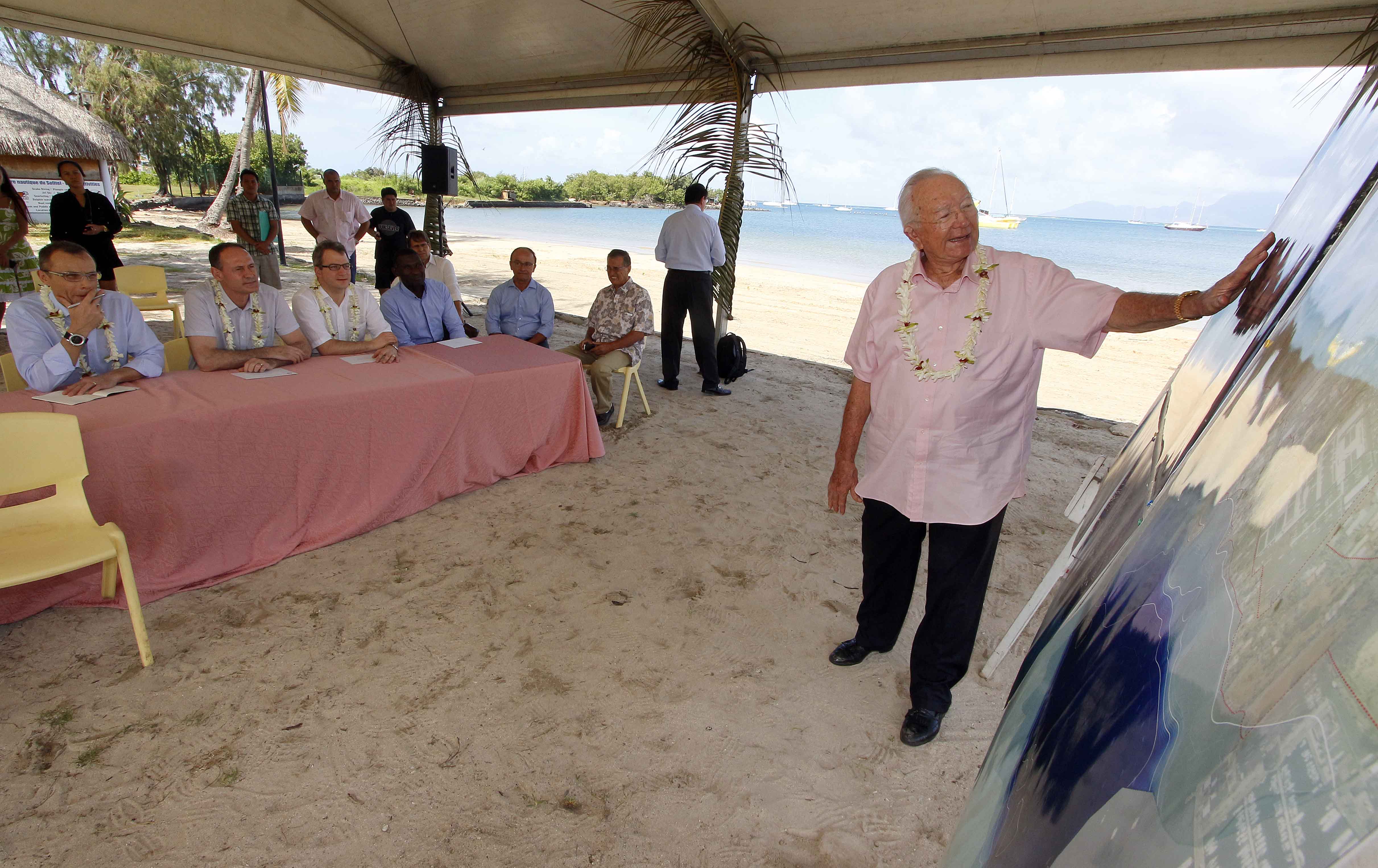 Gaston Flosse a reçu la délégation métropolitaine de l’AS Architecture Studio sur le site du Mahana Beach, ce matin.