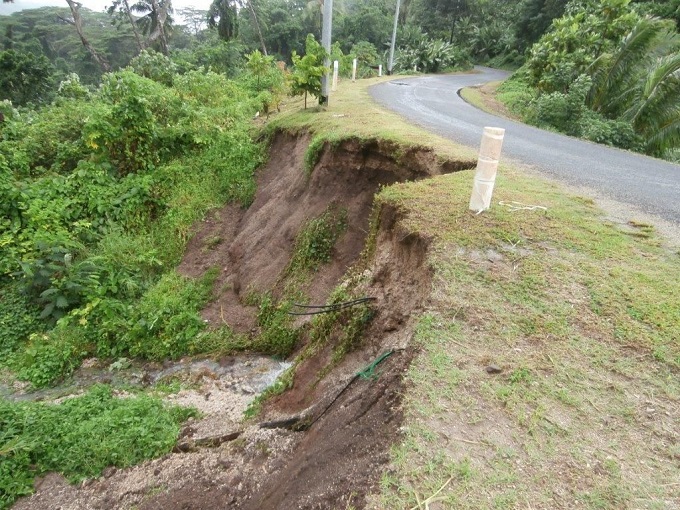 Un effondrement de chaussée à Huahine au cours des dernières intempéries.