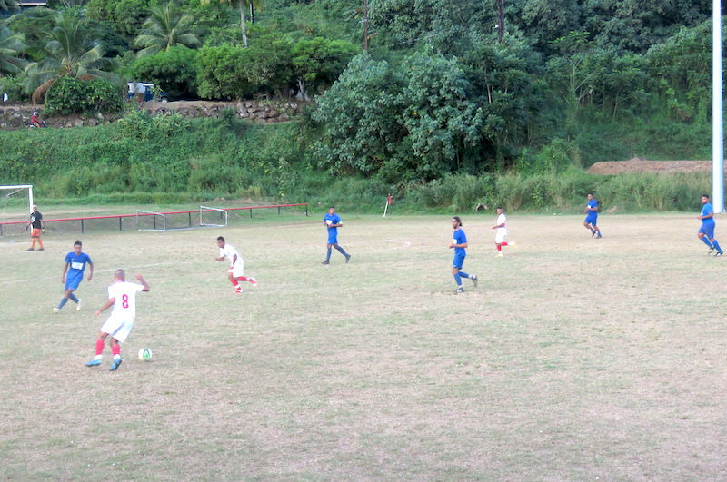 Les attaquants de Tohiea (en blanc) ont fait preuve d'une redoutable efficacité en attaque pour battre Tapuhute (en bleu) sur le score de 4 buts à 1.