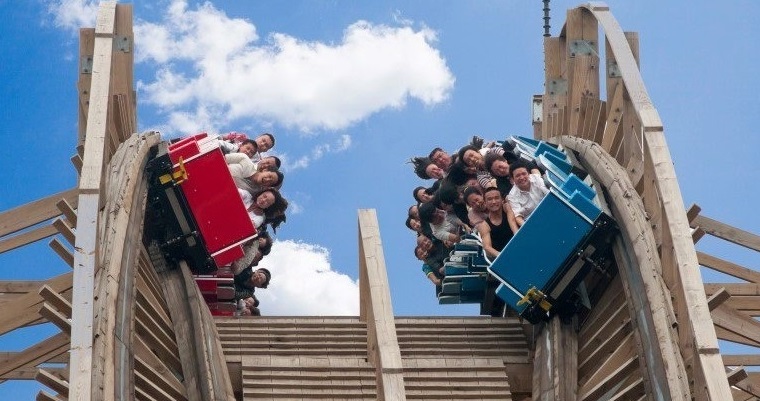 Parc Happy Valley  à Wuhan avec une première mondiale conçue par The Gravity Group : une double montagne russe en bois avec un élément de voie unique en son genre, le High Five, où les deux circuits sont penchés à 90° et se font face, donnant l’illusion aux passagers de pouvoir toucher ceux assis dans l’autre train.