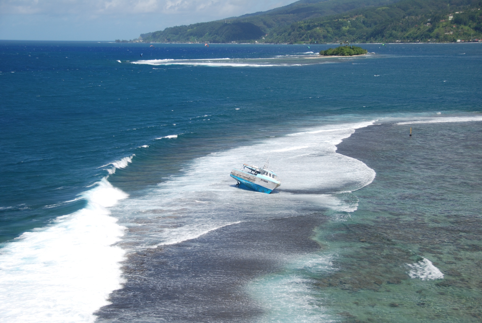 Un thonier s'échoue sur le récif de la pointe Vénus