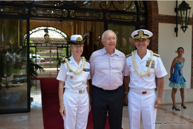 A la sortie de l'entretien, le président Gaston Flosse entouré de la contre amirale Anne Cullerre et de l’amiral Harry Harris.
