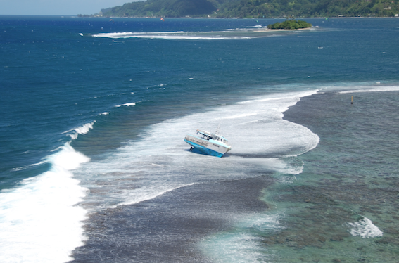 Le navire s'était échoué sur le récif de la pointe Vénus, dans la nuit de lundi à mardi.