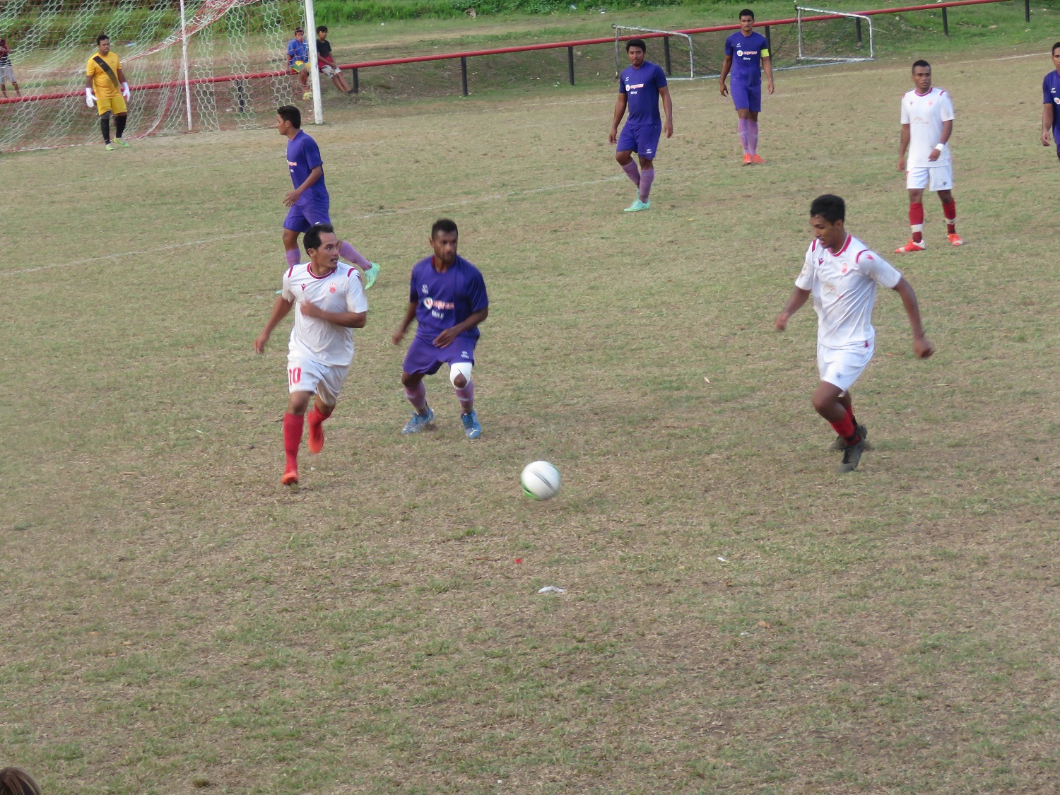 En faisant chuter le leader Tiare Hinano (en mauve), Tohiea (en blanc) a relancé l'intérêt du championnat de Moorea.