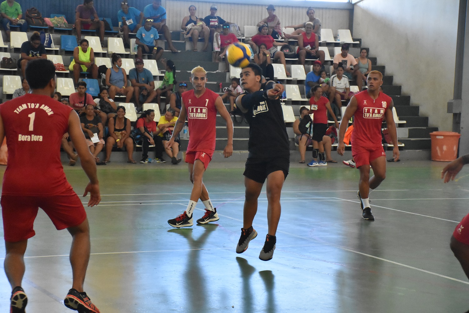 Les joueurs de Toa Amok, originaires de Bora Bora, ont parfaitement négocié leur début de compétition, ce lundi. D'abord face à Oputahi puis contre le Pirae Volley-ball.