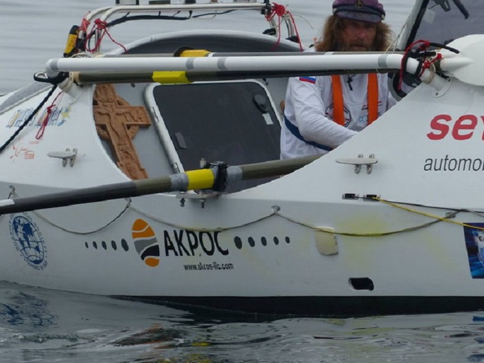 27 février 2014, le rameur Fedor Konyukhov passe au large de Fatu Hiva et voit la terre après deux mois en mer. Son objectif : atteindre l’Australie en juin prochain.