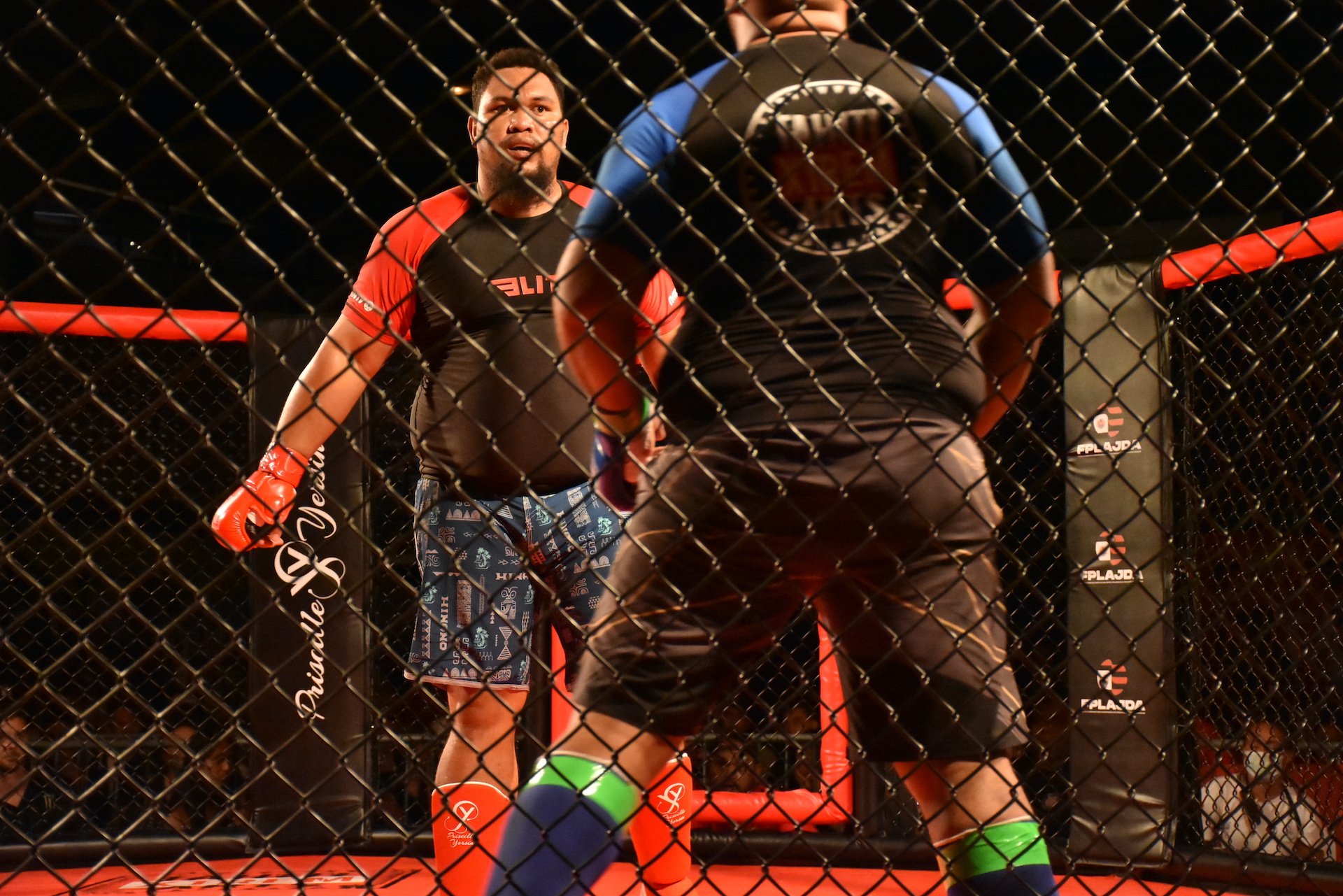 Amoroa Atiu (en rouge), originaire de Bora Bora, était déjà bien connu dans le monde de la boxe polynésienne. Il a disputé  samedi soir face à Tuki Reid son premier combat dans l'octogone.