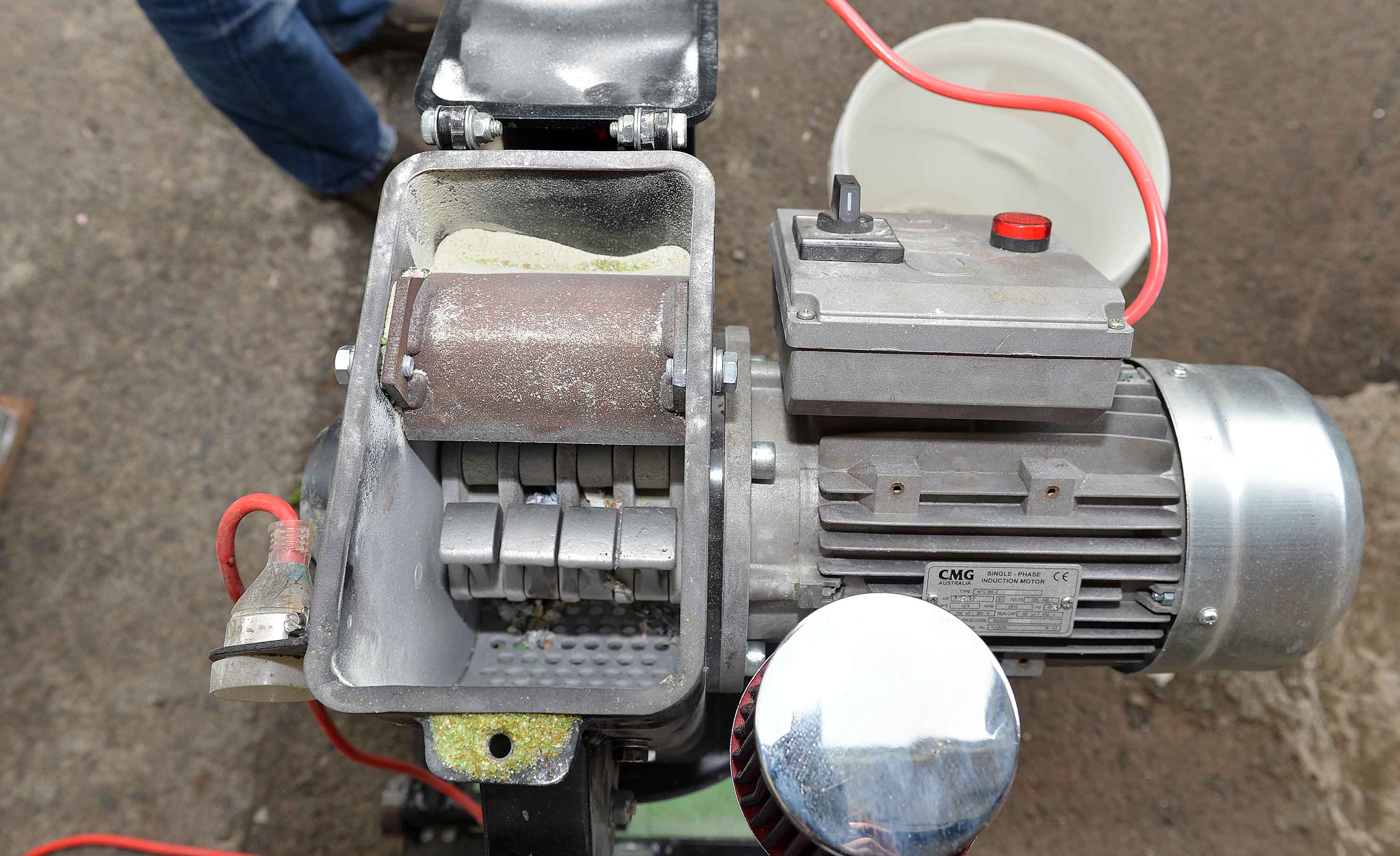 Le Ministre de l’Ecologie en visite à Technival : transformer les bouteilles de verre en sable