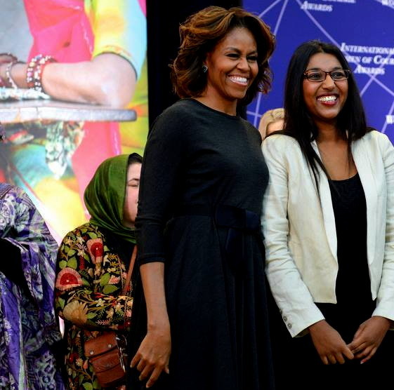 Roshika Deo, militante de longue date de la cause féministe et candidate déclarée pour les prochaines législatives à Fidji et Michelle Obama, lors de la remise de son prix de « femme courage ». (Source photo : Département d’État américain)