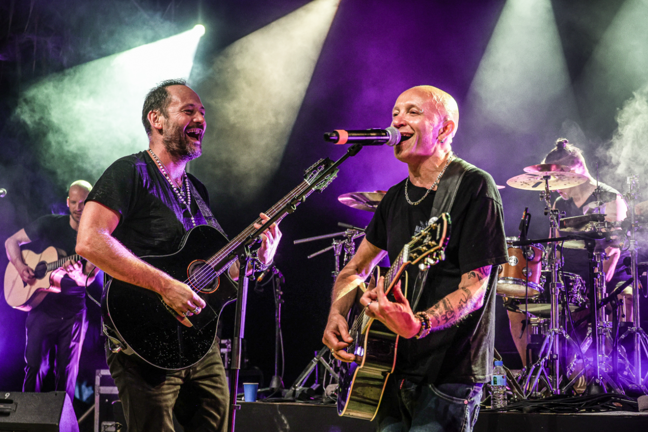 Guizmo et Mali, deux des membres fondateurs de Tryo, ont su comme toujours amener vibrations et énergies positives, marquant tous les visages de sourires, autant sur scène que dans la foule.