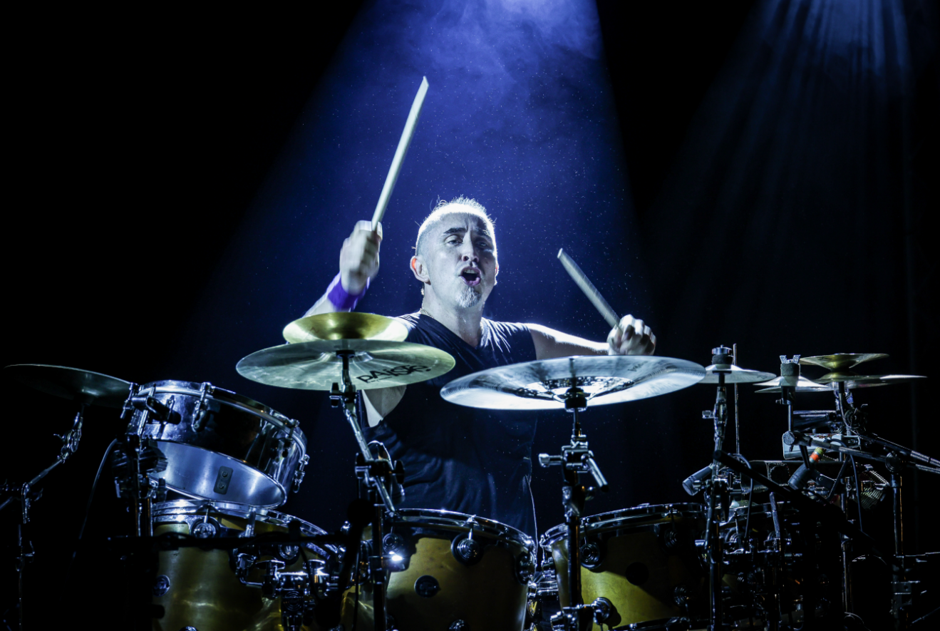 Daniel Bravo, dit Danielito, le percussionniste, rythme lui aussi les concerts de Tryo depuis les débuts du groupe.