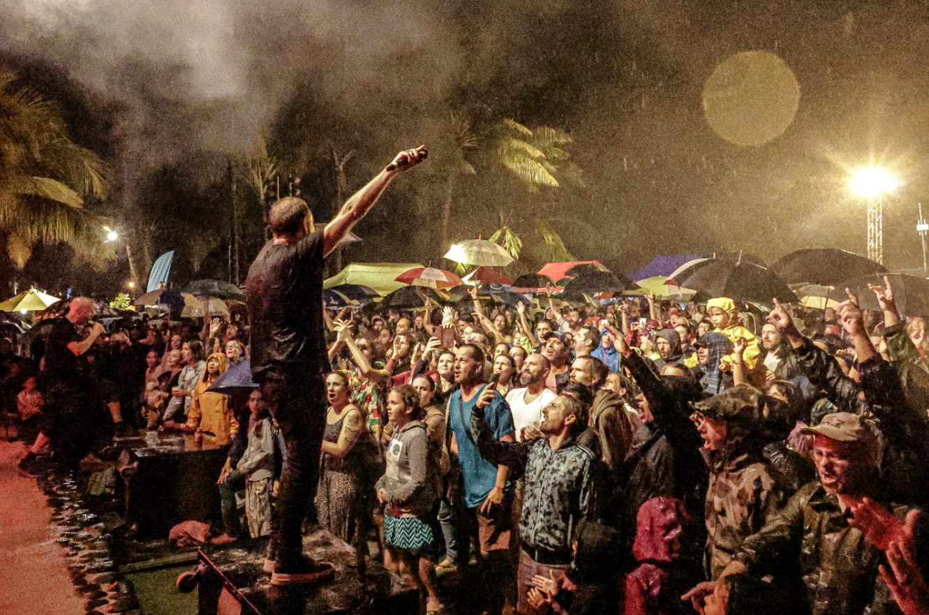 Sous les puissants applaudissements, les membres du groupe ont salué la foule qui n'a cessé de danser et de chanter sous la pluie.