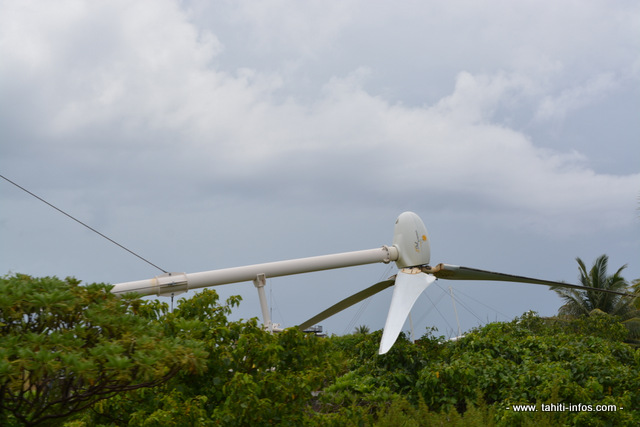 Une des éoliennes de Makemo à terre.