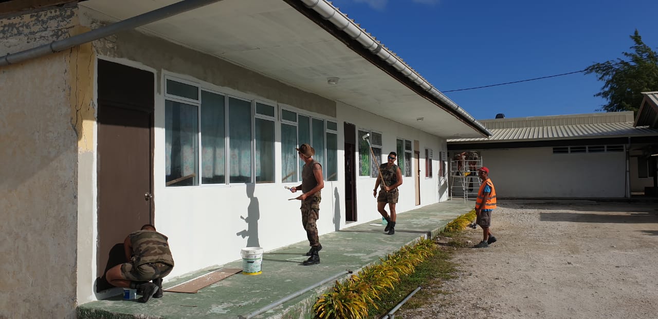 Un chantier pédagogique a été organisé avec des volontaires stagiaires de Arue, du 10 au 19 avril, pour rénover les locaux de l'ancienne école de l'atoll qui doit accueillir le RSMA de Hao dès juillet prochain.