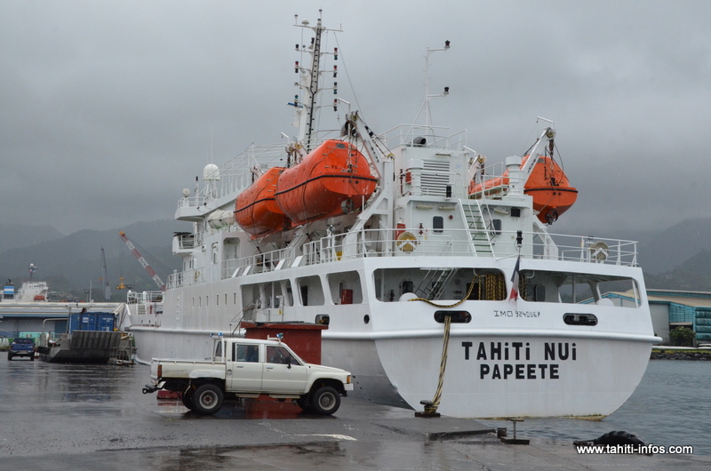 Le Tahiti Nui 1 à quai ce vendredi quelques instants avant le départ vers Makemo