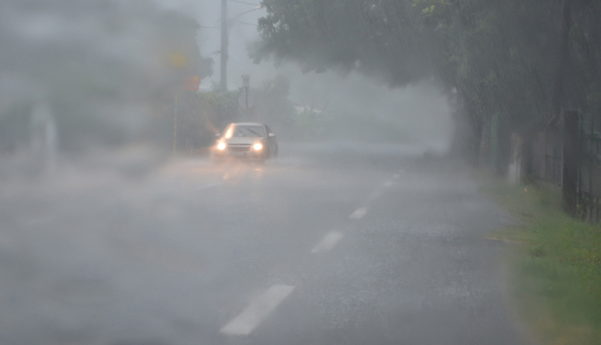 Circuler sur les routes sous les grains est très difficile.