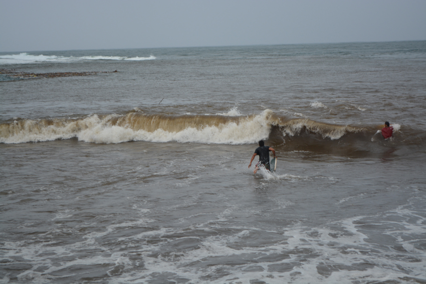 Des body boarders qui ne craignent visiblement pas les eaux sales de l'embouchure à Orofero.