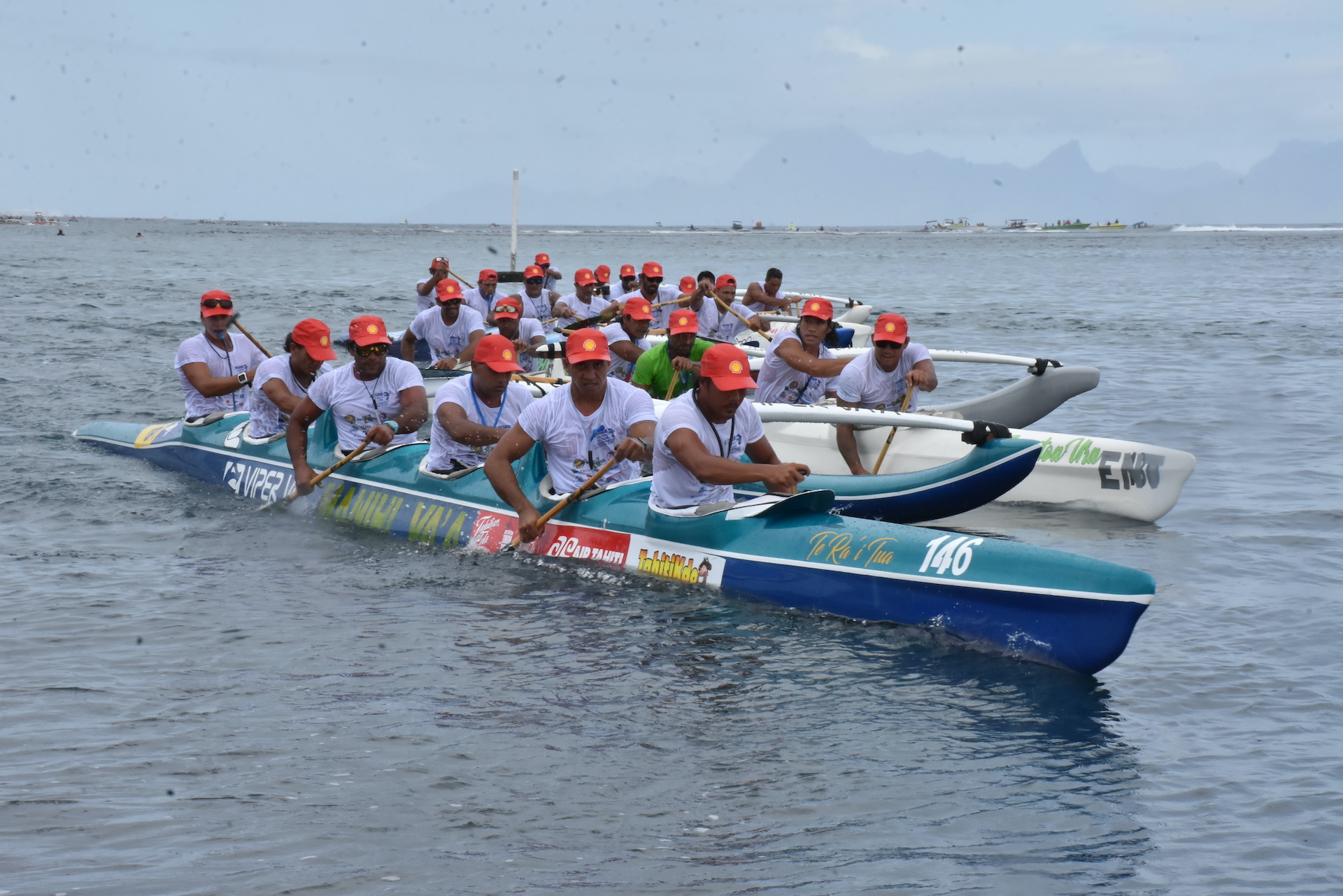 L'équipage d'EDT Va'a (au deuxième plan) au duel avec Manihi Va'a A lors du passage à la Pointe Vénus.