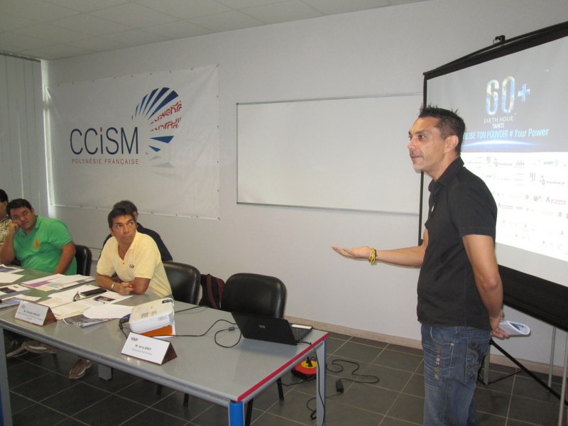 O Jerry Biret, te ti'a fa'atere o te tōmite fa'aineine i teie fa'anahora'a "Earth Hour Tahiti 2014".