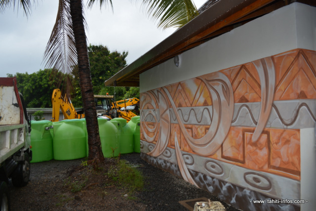 Le bâtiment des sanitaires publics d'Aorai Tini Hau est en cours de finition intérieure.