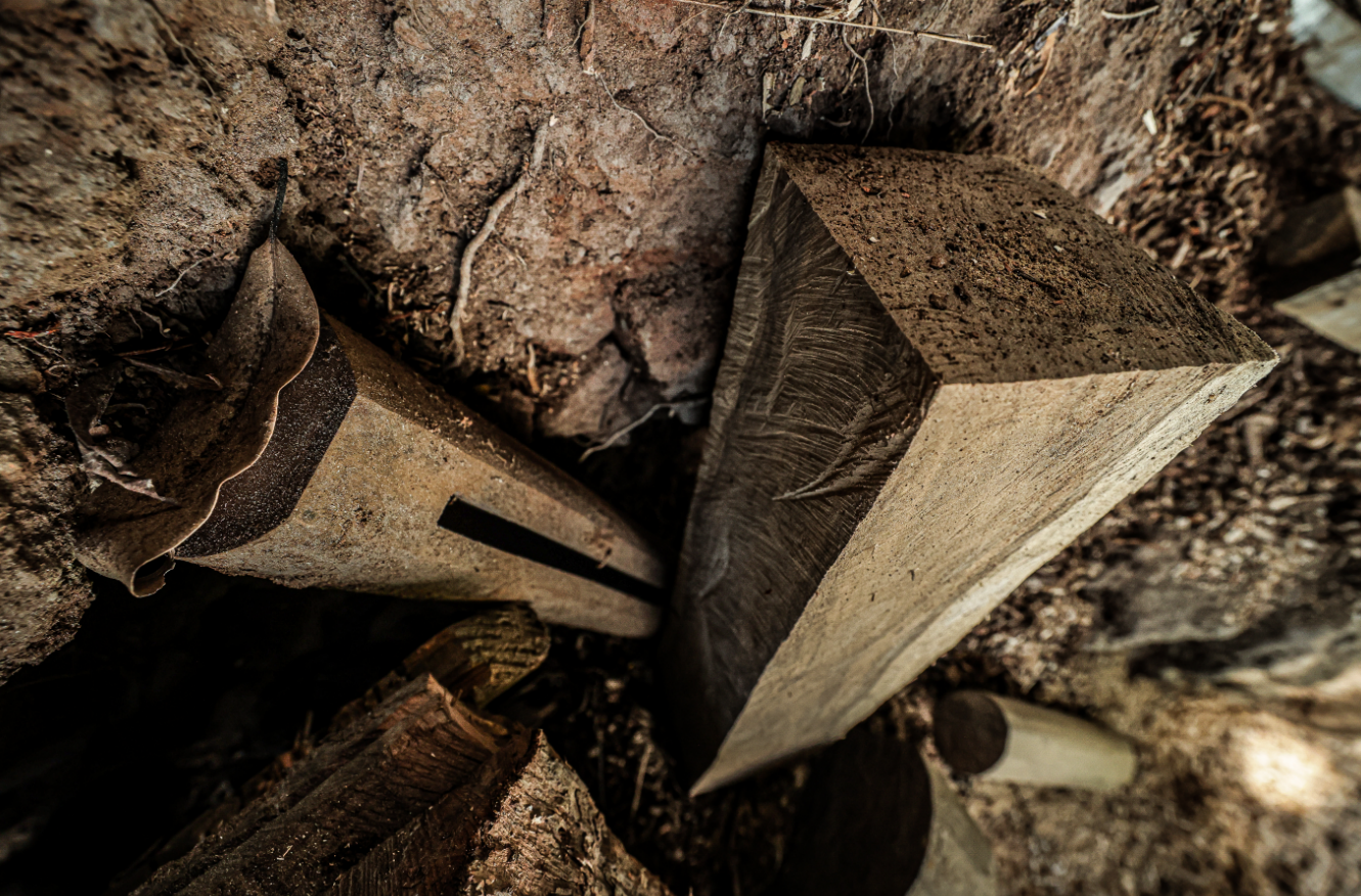 Teihotua utilisent deux essences de bois locales pour réaliser l’instrument : le miro et le 'aito.