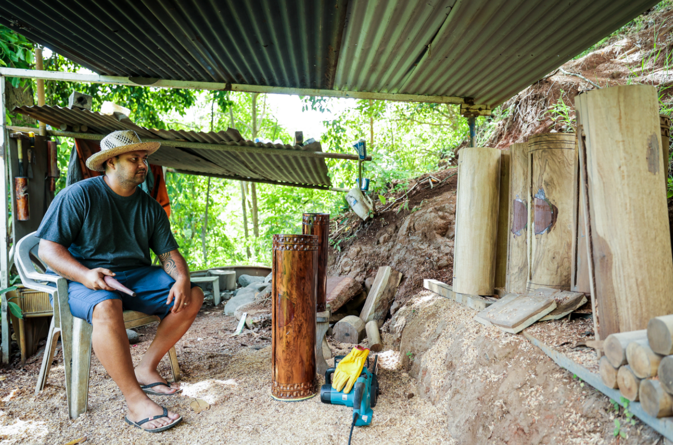 Lorsqu’un tō’ere est terminé, Teihotua passe des heures à le contempler, lui parler, et le remercier.