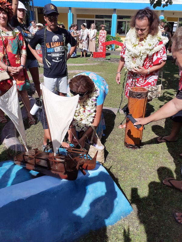 Pose de la pierre par la sénatrice sur le tumu-ra'i.