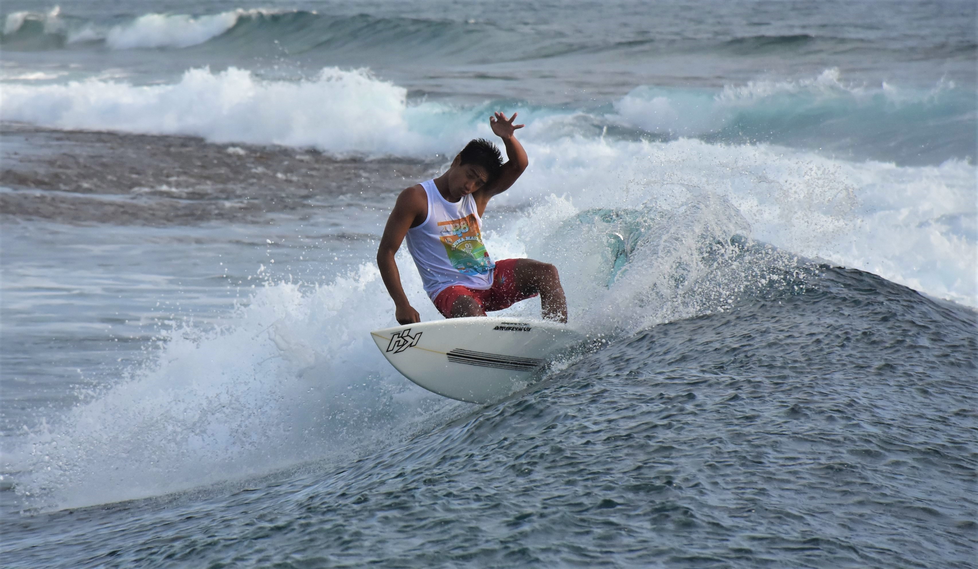 Dans de petites conditions, Maunakea Hioe a trouvé les bonnes vagues pour l'emporter en finale face à Tamahei Temu.