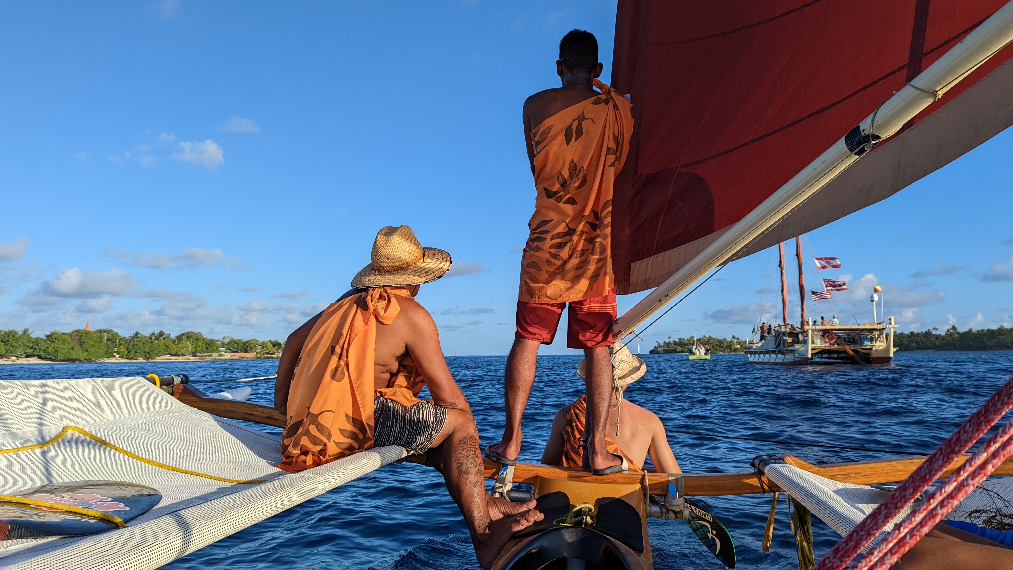 Teiva Véronique et son équipage sont arrivés dans les temps pour accueillir les pirogues hawaiiennes à Rangiroa. (photo : Teiva Véronique)