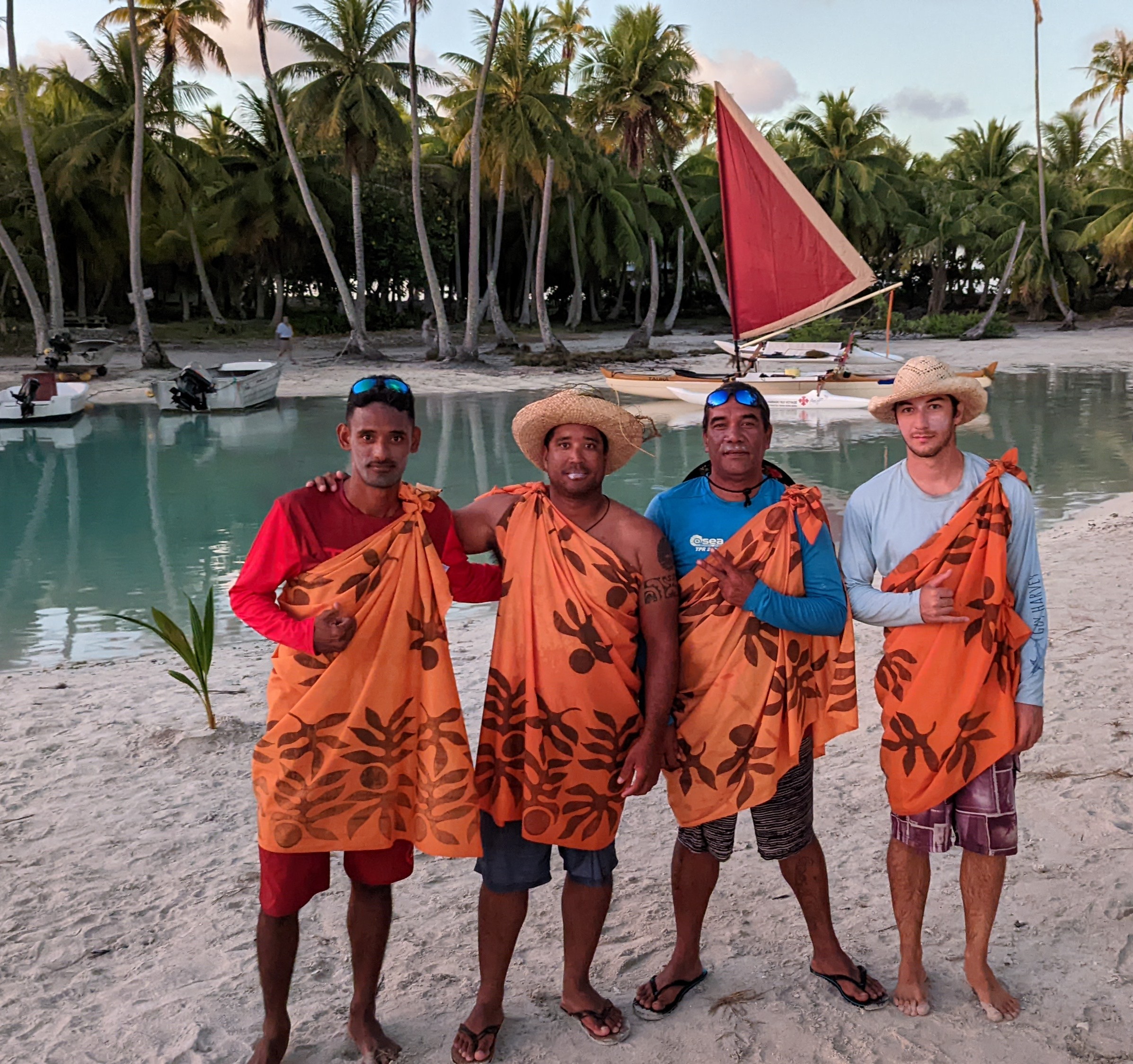 L'équipage de la traversée "Te ara ki tōku kainga" à Rangiroa. (de gauche à droite) Niuhiti Buillard, Teiva Véronique, Alexy Moerai et Jean Rocka. (photo : Teiva Véronique)
