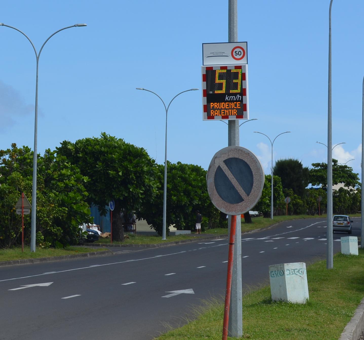 4 radars pédagogiques ont été installés sur les deux grands axes de Motu Uta.