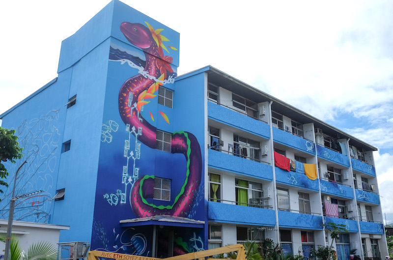 La résidence OPH Liune passe tout entière –intérieur et extérieur– sous les bombes de peinture des artistes qui ont choisi de représenter les abysses, le lagon et la surface.