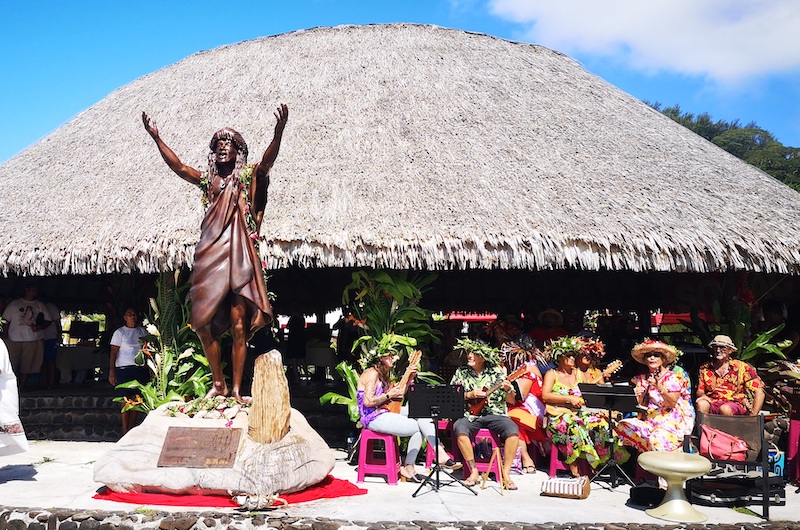La statue en bronze de Bobby Holcomb est arrivée à Raiatea et a été inaugurée jeudi.