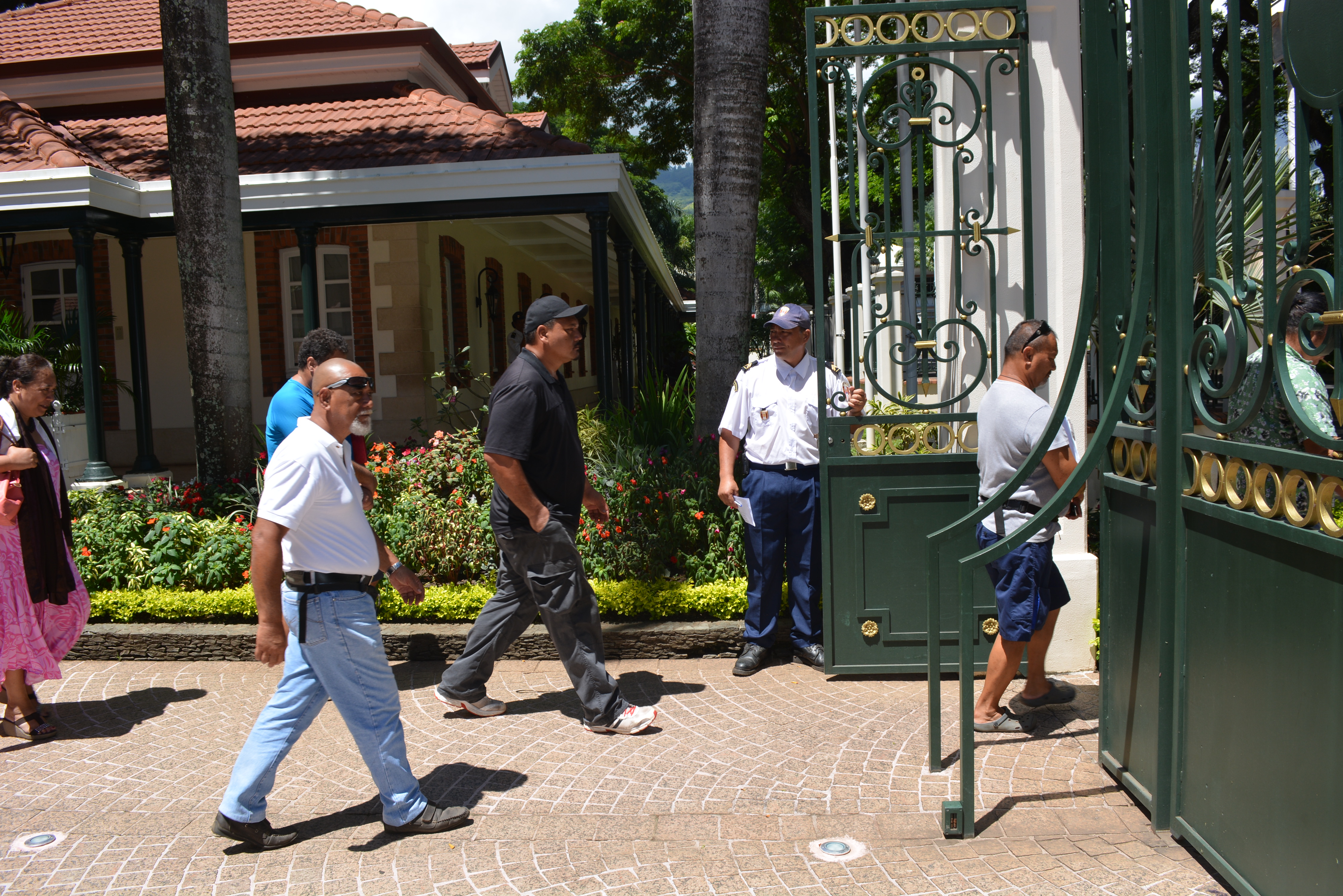 Après que deux des leurs sont interdits d'entrée, les syndicalistes préfèrent renoncer à rencontrer le président.
