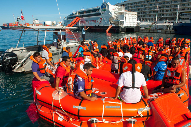 Exercice d'évacuation d'un ferry en feu