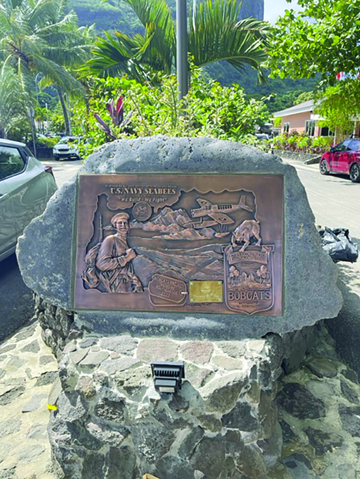 La stèle érigée à Vaitape en souvenir de l'opération Bobcat.