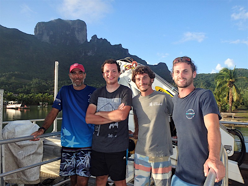 Les scientifiques de la barge expérimentale du Criobe (de gauche à droite) : David, Thomas, Camille et Alexandre.
