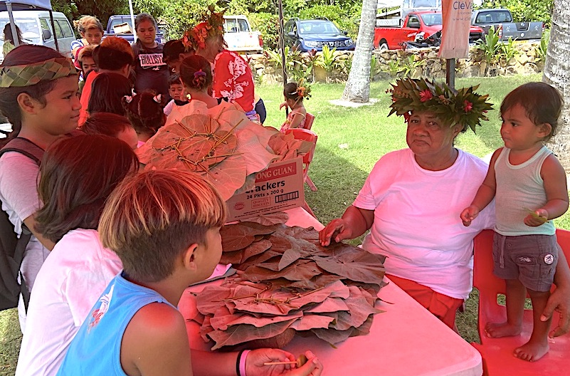 Parmi les nombreux stands, les enfants pouvaient apprendre à confectionner des assiettes en feuilles de pūrau.