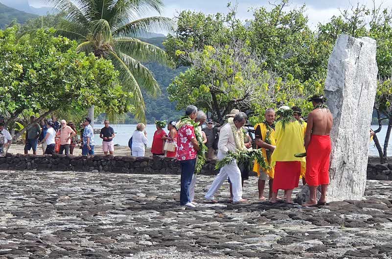 Des pierres benies venues de Hawaii, Tetiaroa et Aotearoa ont été déposées. Elles représentent l'engagement  du Pays, du BCI, de la Polynesian Voyaging Society et de la Teti’aroa Society.