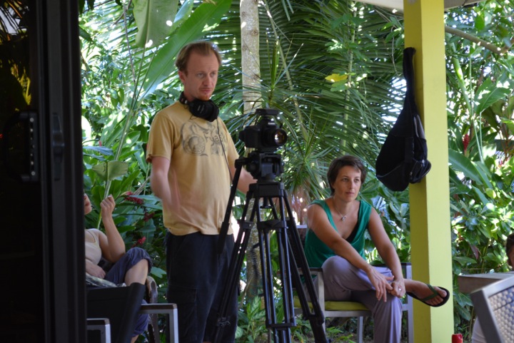 A droite, Sarah Dukhan, pendant le tournage d'un mini série fiction qu'elle a écrit. - Crédit photo : Sarah Dukhan.